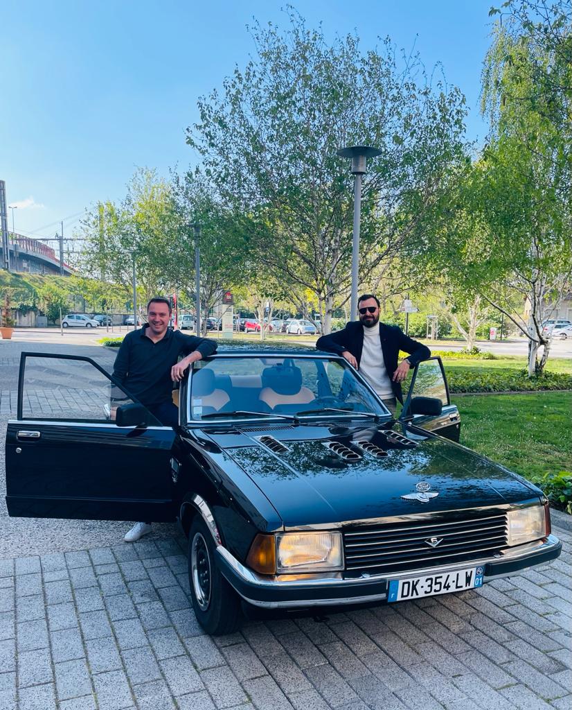 Deux membres de Plaisirs Mécaniques avec la Ford Granada