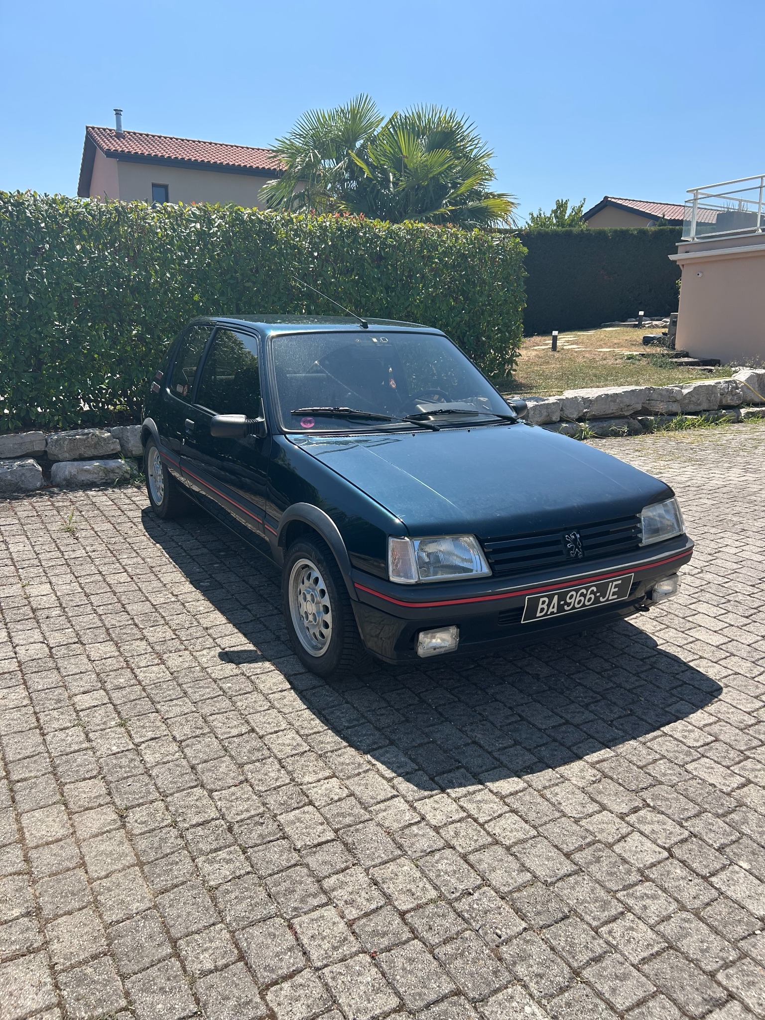 Napo, Peugeot 205 GTI 1,6 L vue de trois quarts avant