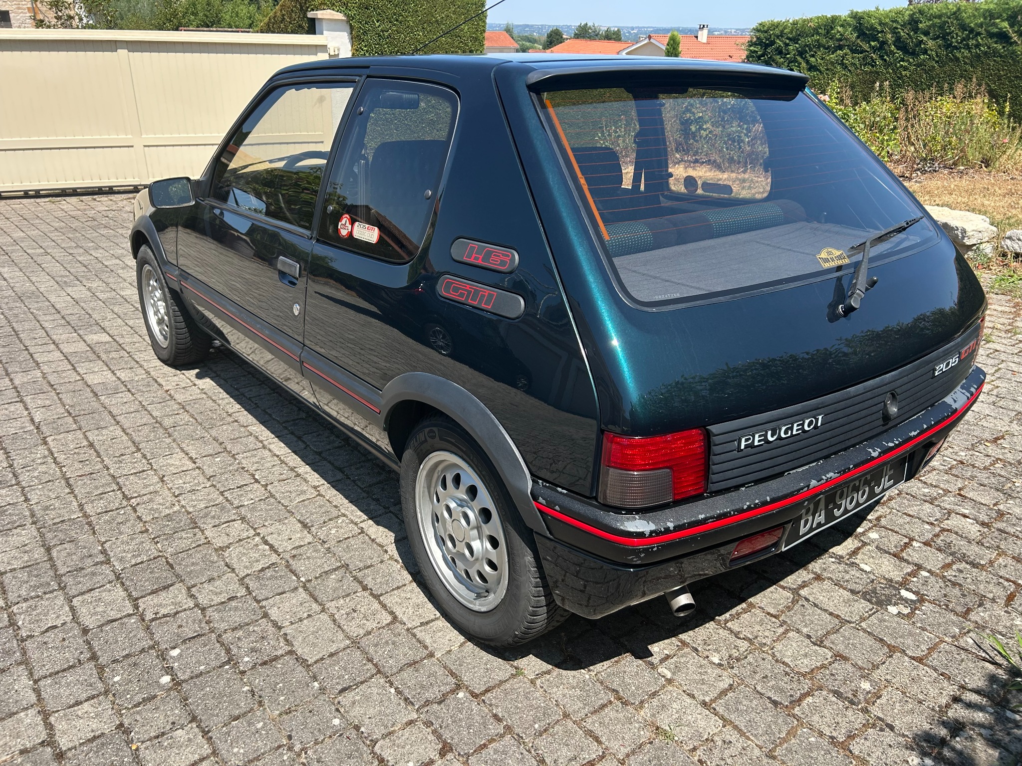 Napo, Peugeot 205 GTI 1,6 L vue de trois quarts arrière